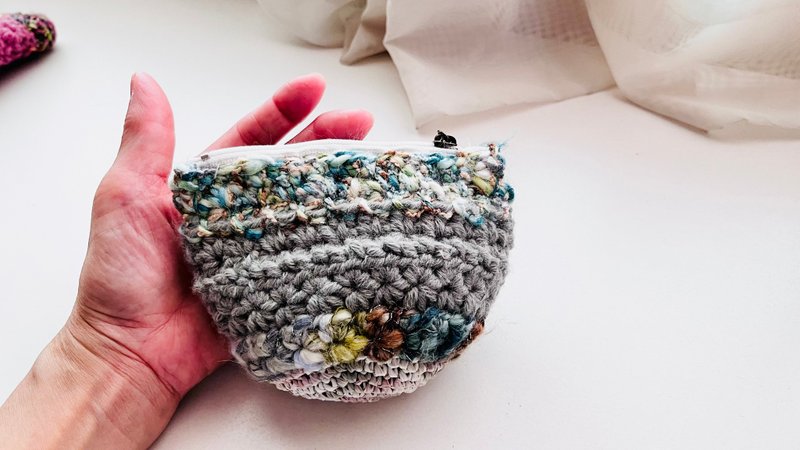 Warm winter hand hook stitching color small storage coin purse/calm gray - กระเป๋าเครื่องสำอาง - วัสดุอื่นๆ สีเทา