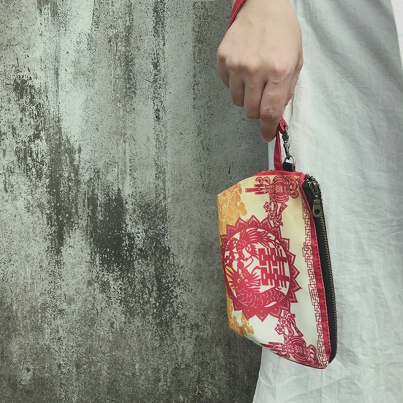 Just pick it up and go out~Double-sided clutch universal bag-red 囍 - Clutch Bags - Cotton & Hemp Red