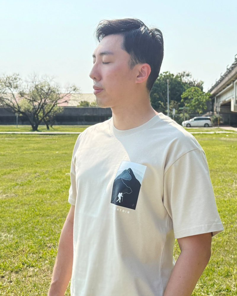 ZJ重磅寬版落肩短袖T恤 山人 徽章系列繪圖設計 台灣製造MIT 沙色 - 男 T 恤 - 棉．麻 卡其色