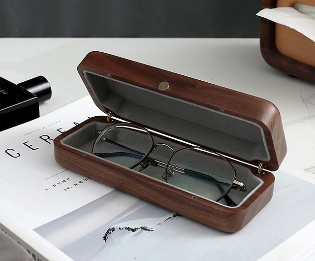 กล่องใส่แว่นตาไม้【ฟรี แกะสลักเป็นภาษาอังกฤษ】กล่องเก็บแว่นตา (วอลนัท) Gift -  สตูดิโอ Ganwu Leather กล่องแว่น - Pinkoi