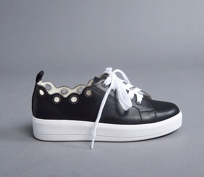 [Show products clear] side round hole carved casual shoes black - รองเท้าลำลองผู้หญิง - หนังแท้ สีดำ