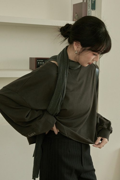 chill 自創女裝品牌 V羅紋手繡剪接CHILL刺繡上衣(霧深灰)