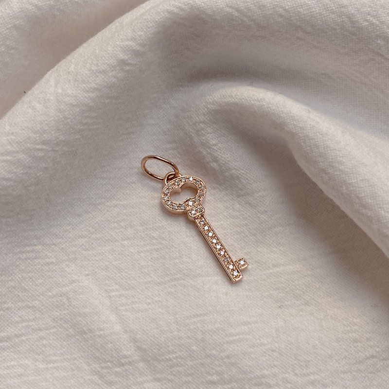 18K Gold Diamond Key Pendant | Limited Sale - สร้อยคอ - เพชร ขาว