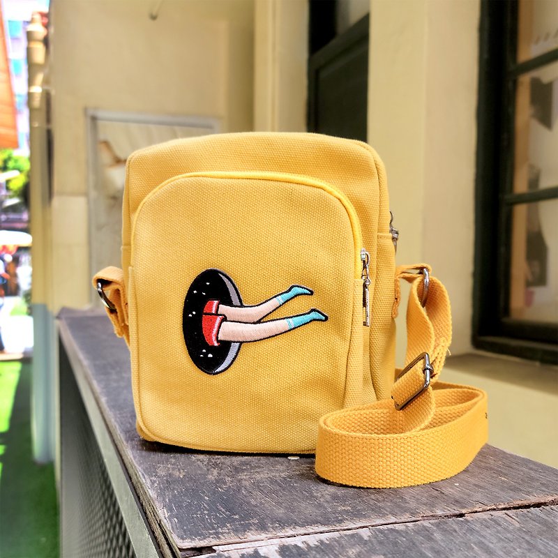 Cat Hair Embroidered Medium Canvas Bag Crossbody Bag (Yellow) / Punch - กระเป๋าแมสเซนเจอร์ - ผ้าฝ้าย/ผ้าลินิน สีเหลือง
