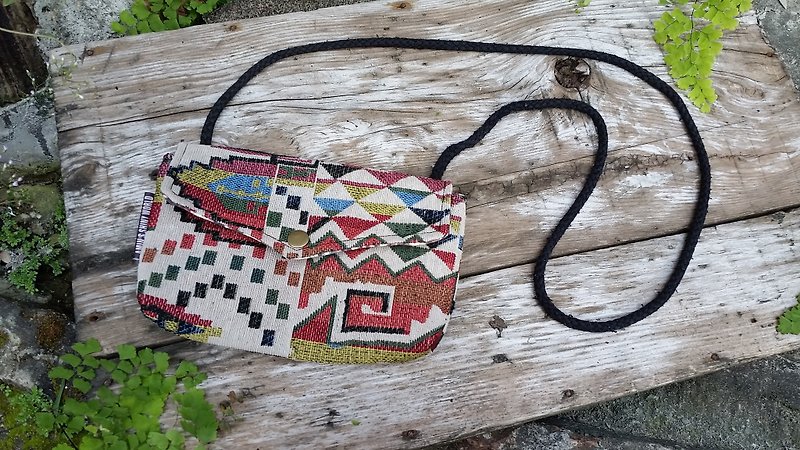 AMIN'S SHINY WORLD handmade custom vintage geometric totem old cloth cover buckle Seagull Bag - กระเป๋าแมสเซนเจอร์ - ผ้าฝ้าย/ผ้าลินิน หลากหลายสี