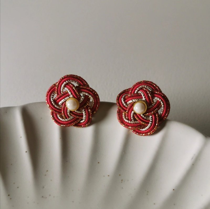 [Mother's Day Gift Box] Snowflake Red Plum-Mizuhiki Earrings Plum Knot Braided Mizuhiki Marquetry - Earrings & Clip-ons - Paper Red