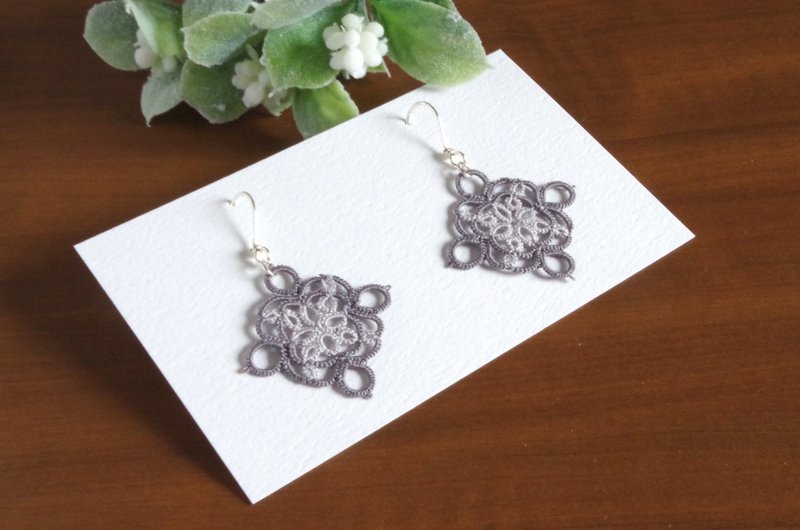 Tatting Lace Square Earrings - Silver Gray - ต่างหู - ผ้าฝ้าย/ผ้าลินิน สีเทา