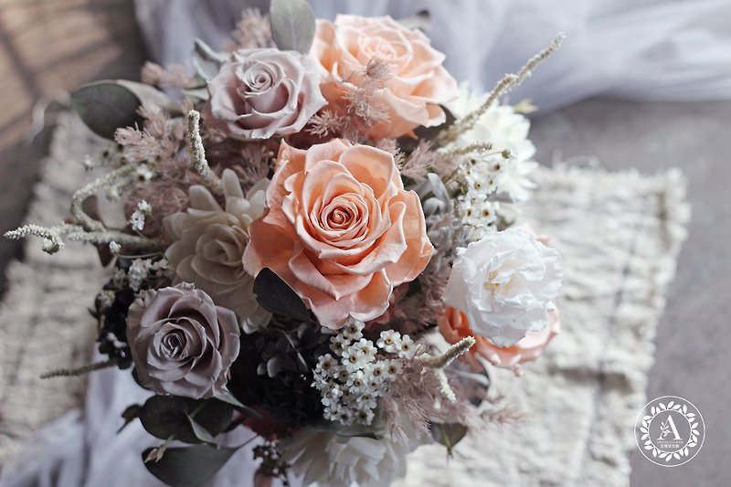 Hand-tied bouquet/ Permanent and dried flower series/ Romantic bouquet of everlasting roses - Dried Flowers & Bouquets - Other Materials White