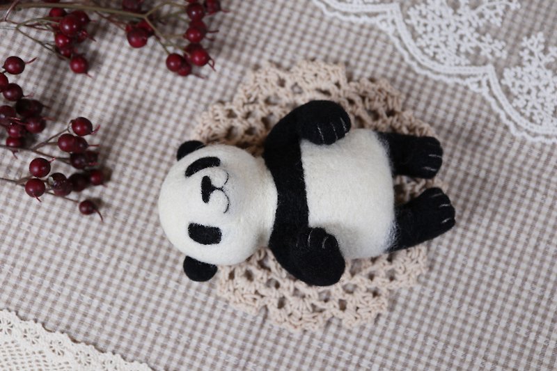 Needle felt reclining panda - ตุ๊กตา - ขนแกะ ขาว