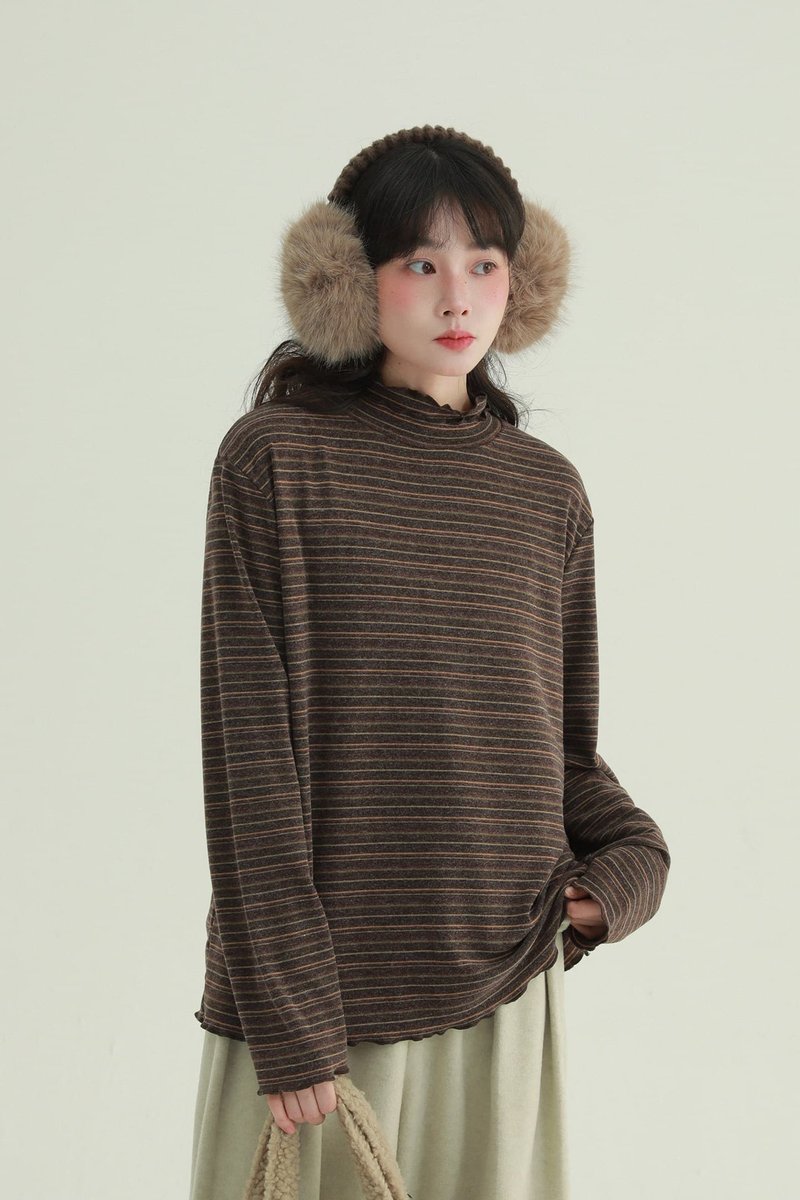 咖啡色 肉桂卷 木耳邊條紋內搭T恤 復古半高領長袖針織上衣 - 女裝 T 恤 - 棉．麻 咖啡色