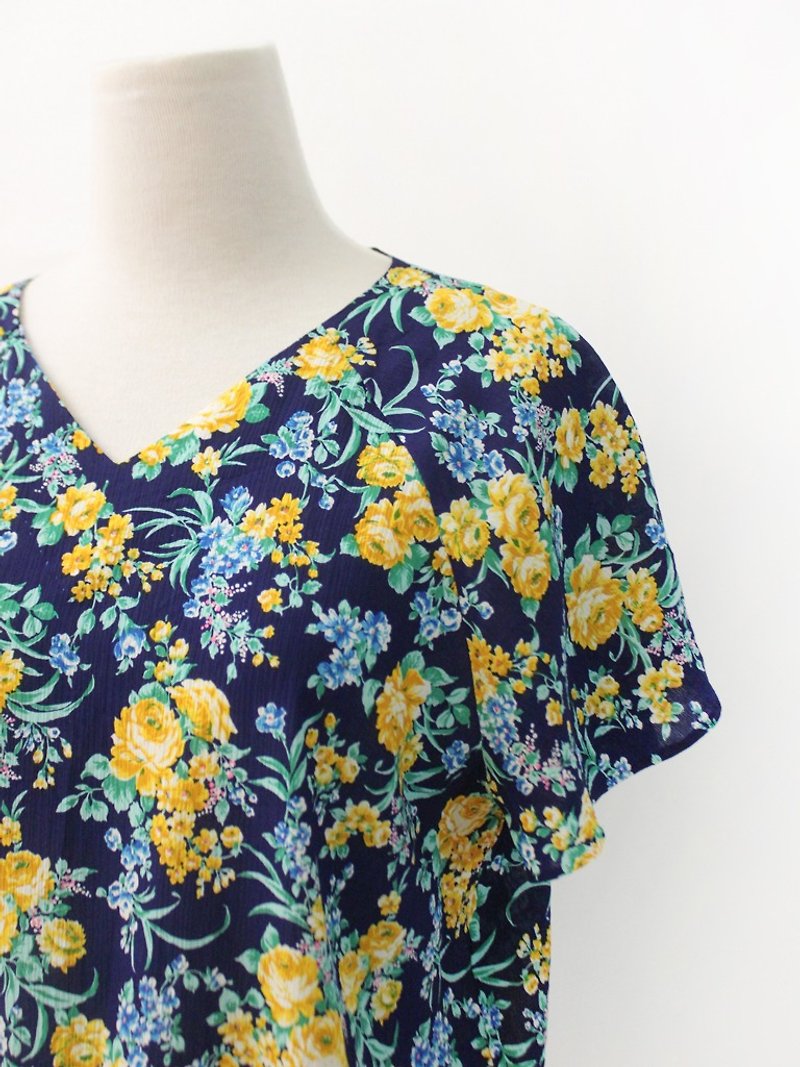 Retro Summer Yellow Flowers V-neck Dark Blue Short Sleeve Vintage Shirt Vintage Blouse - เสื้อเชิ้ตผู้หญิง - เส้นใยสังเคราะห์ สีน้ำเงิน