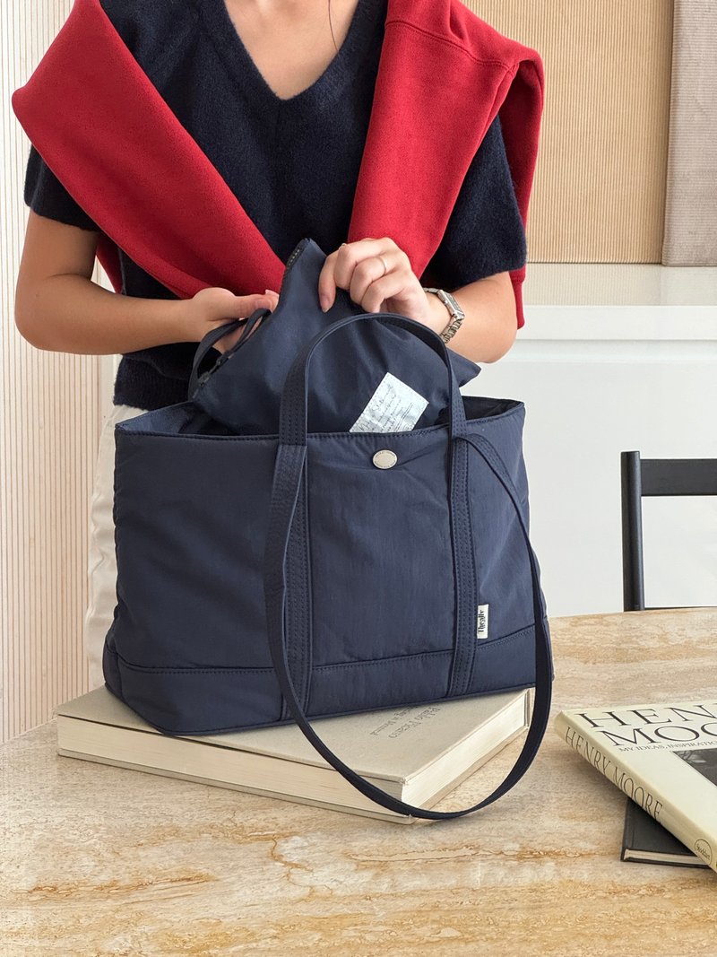 The Ally from Korea | MOLLY BAG with makeup pouch | Navy | Sport Tote Bag - กระเป๋าถือ - เส้นใยสังเคราะห์ สีน้ำเงิน