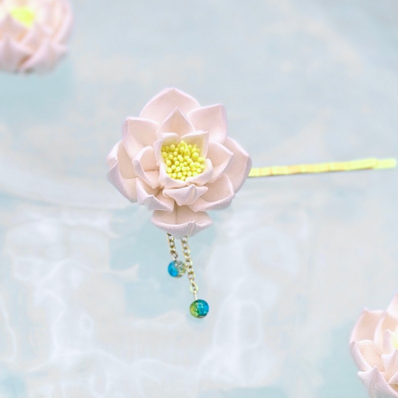 Water lily hairpin, silk, water lily, tsumami zaiku, Japanese accessories, wedding, yukata, kimono, fireworks, party, neat, summer festival - Hair Accessories - Silk White