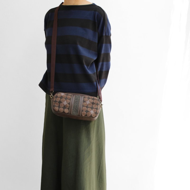 Embossed embroidery, shoulder pouch, long - กระเป๋าแมสเซนเจอร์ - หนังแท้ สีนำ้ตาล