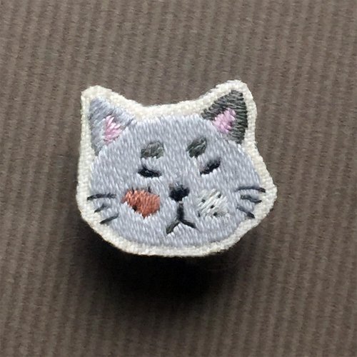 Jyun design studio 刺繡設計工作室 | 舊款出清5折 | 迷你手工刺繡胸針/別針 阿貓二號