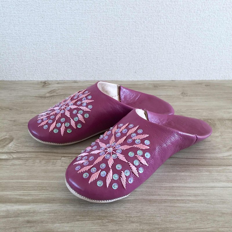 Hand-sewn embroidered elegant babouche (slippers) Funun Ruby Rose - รองเท้าแตะในบ้าน - หนังแท้ สีม่วง