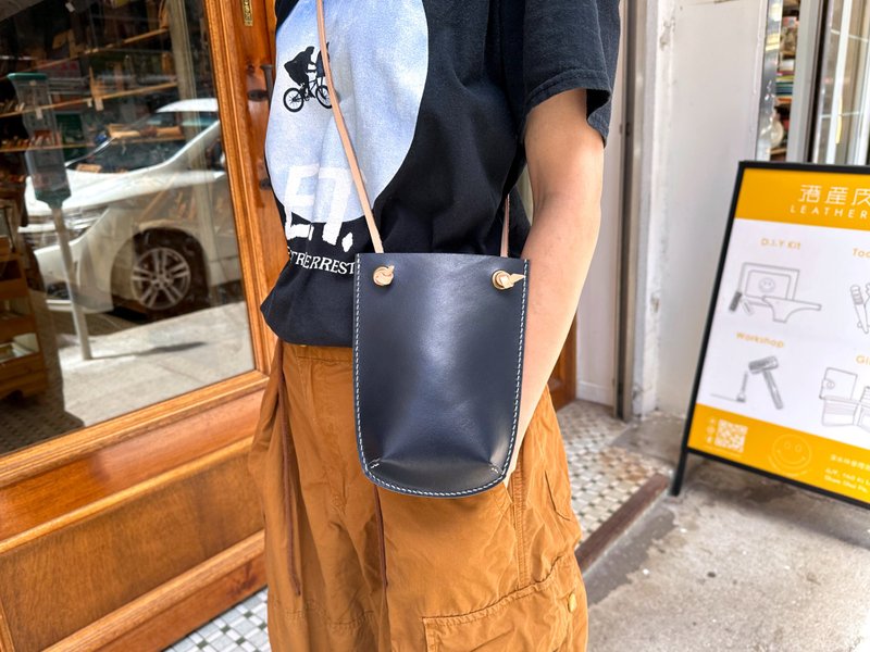 Vertical crossbody bag, So Sew Good, leather DIY kit, shoulder bag, birthday gift, practical, minimalist - เครื่องหนัง - หนังแท้ สีน้ำเงิน