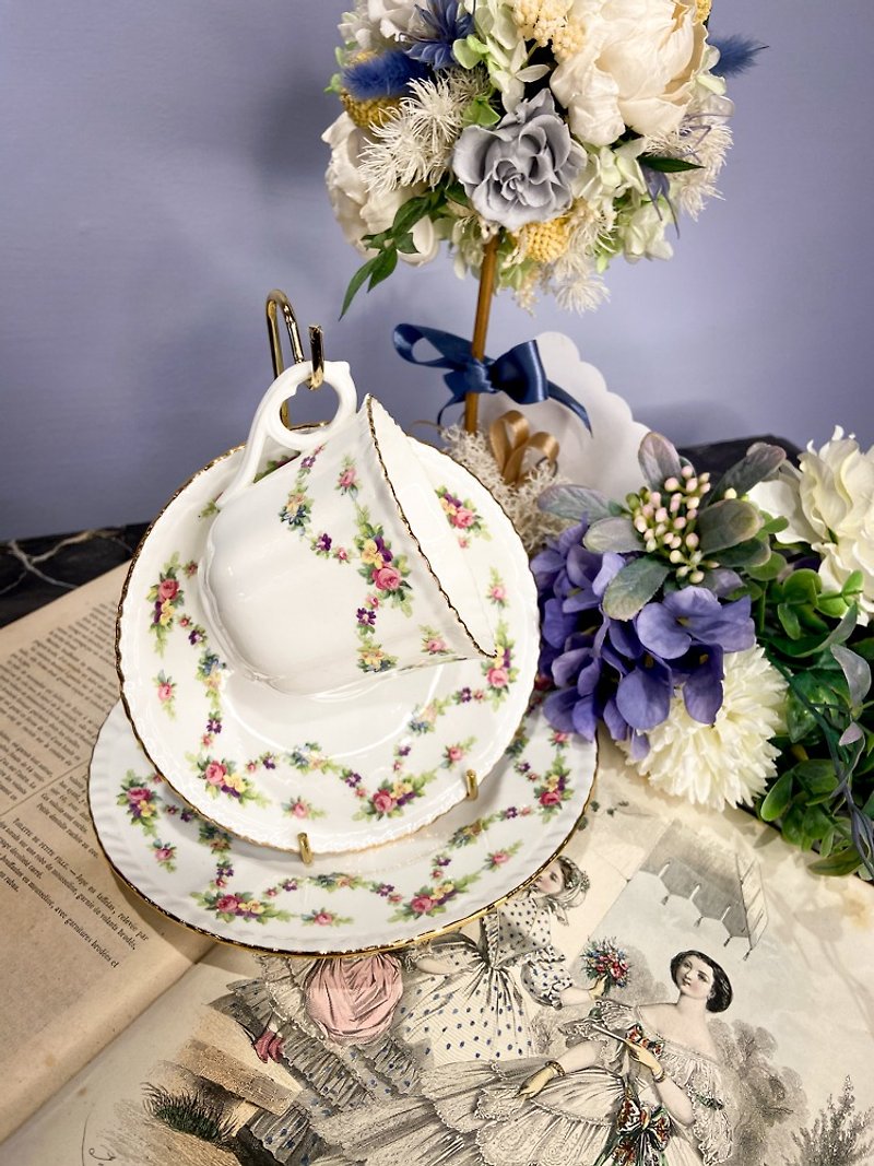 Out-of-print British bone china cup and saucer three-piece small rose pansy flower string - Teapots & Teacups - Porcelain White
