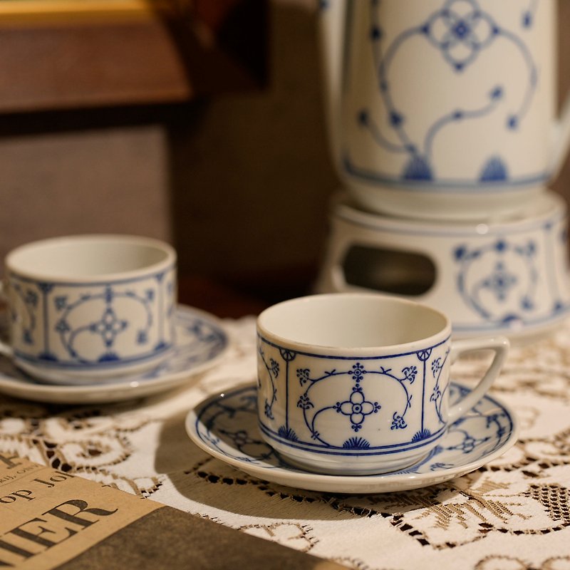 Vintage teacup and saucer with the Blau Saks pattern made by Jäger Eisenberg - Teapots & Teacups - Porcelain Blue