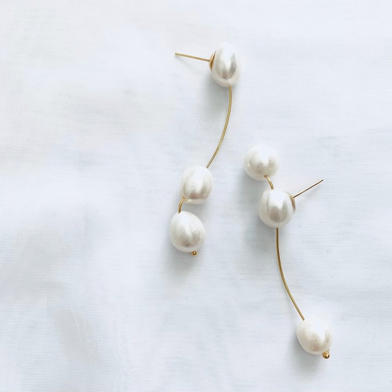 Semi round freshwater pearl earrings - ต่างหู - ไข่มุก ขาว