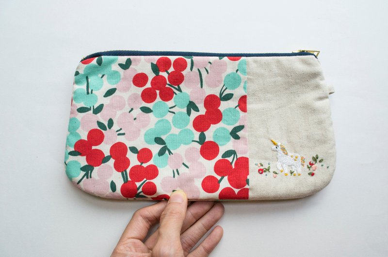 独角兽 Unicorn Embroidered Zip Pouch- Wishwell Cheery Blossom Print - กระเป๋าเครื่องสำอาง - ผ้าฝ้าย/ผ้าลินิน หลากหลายสี