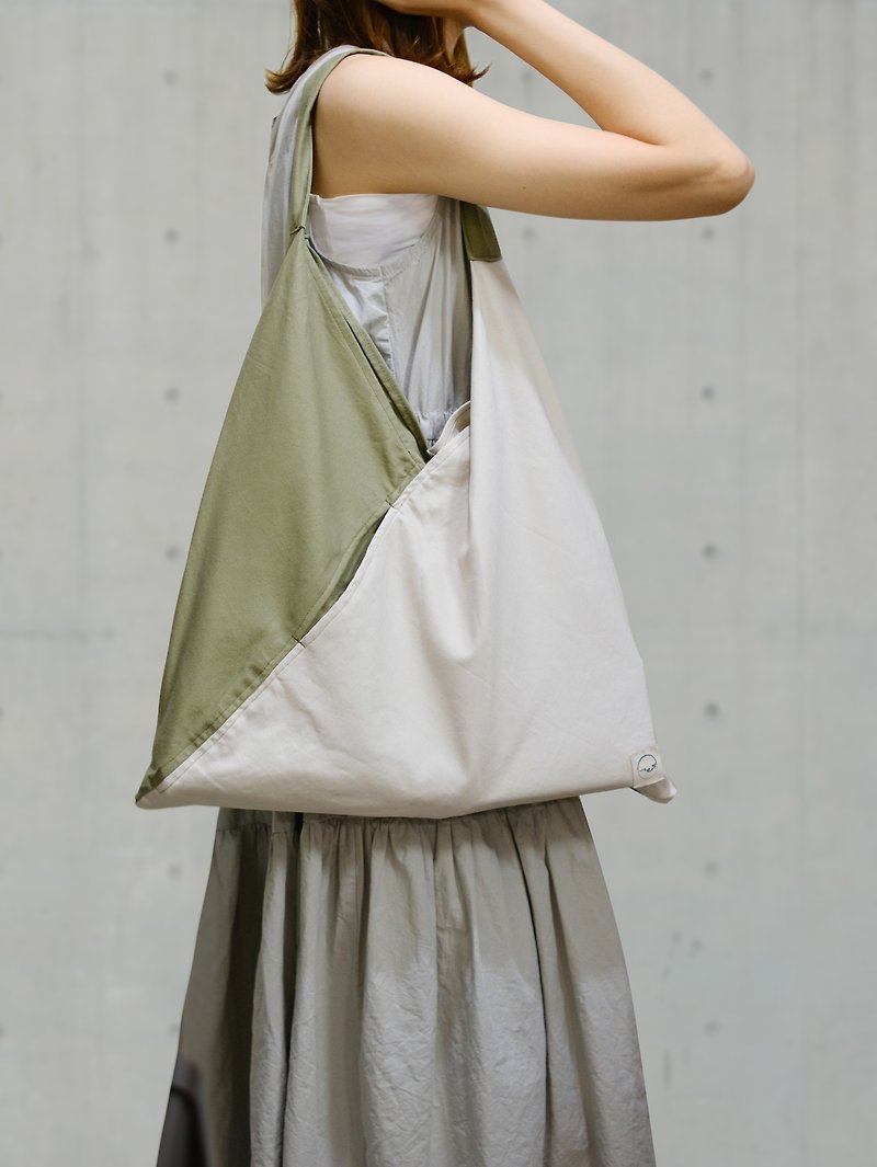 單肩三角布袋 Azuma Bag - 杏橄欖綠拼色 - 側背包/斜背包 - 其他材質 綠色
