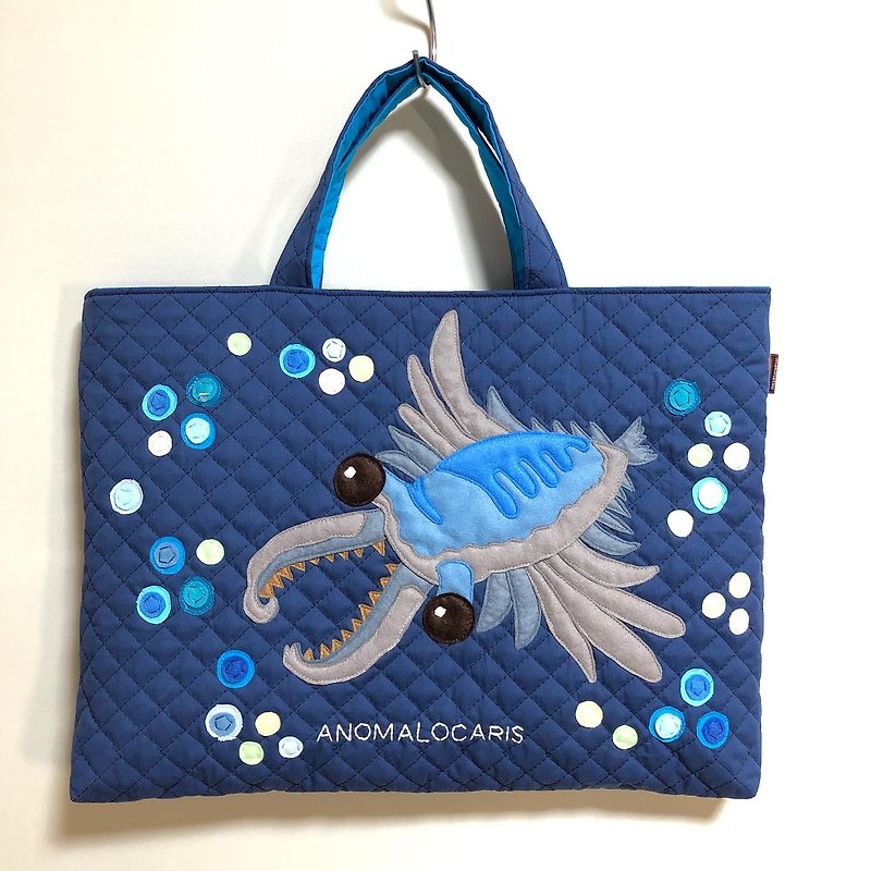 Book Bag - Anomalocaris Lesson Bag (Navy Blue) Quilted/ - สมุดภาพเด็ก - ผ้าฝ้าย/ผ้าลินิน สีน้ำเงิน