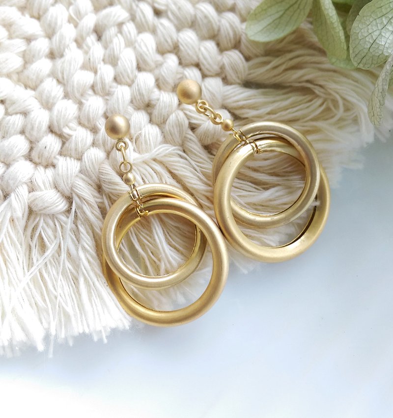 Vintage Jewelry 西洋古董飾品 啞光 垂墜 摩登雙圈 針式耳環 - 耳環/耳夾/耳骨夾 - 其他金屬 金色