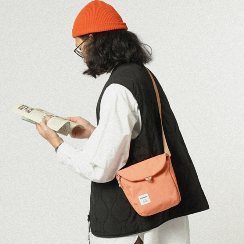 防潑水日常斜背包 DESI ECO 磁扣開口方便收納 (淡橙) - 側背包/斜孭袋 - 環保材質 橘色