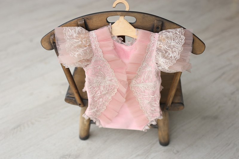 Pink bodysuit with lace for newborn girls: the perfect outfit for a little girl - เครื่องประดับ - โลหะ สึชมพู