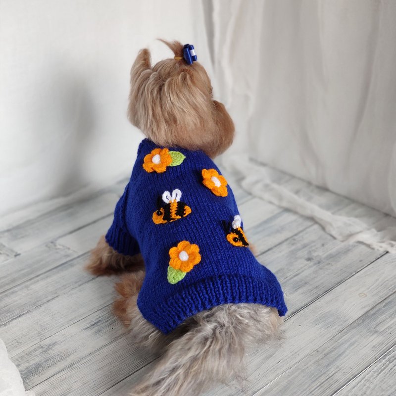 Indigo blue small dog sweater Daisy dog sweater for Chihuahua Yorkie Flower swea - ชุดสัตว์เลี้ยง - ขนแกะ 