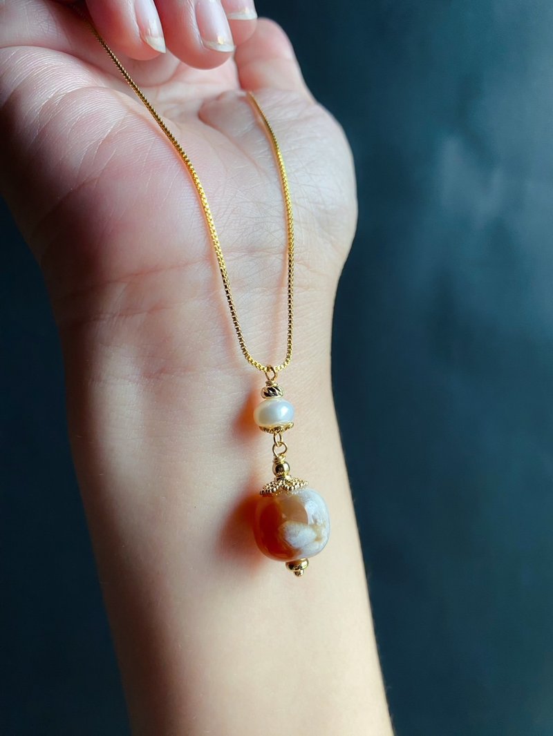 Sakura agate pearl caramel yellow artistic conception beautiful water flower old type bead design necklace gift - สร้อยคอ - คริสตัล สีแดง