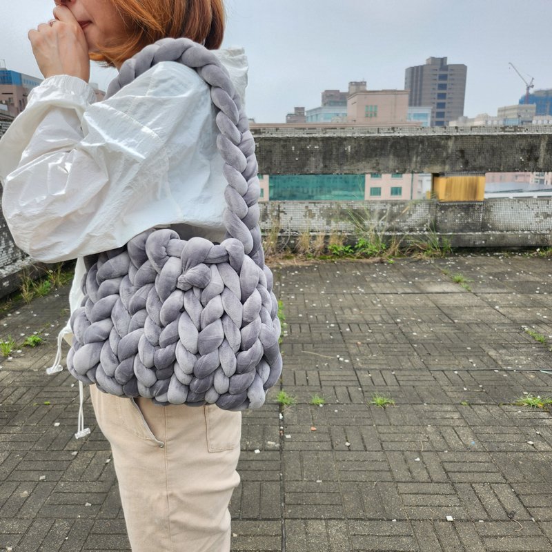 Coral Gray Cloud Woven Clutch Thick Velvet Handwoven Bag Shoulder Bag - กระเป๋าถือ - ผ้าฝ้าย/ผ้าลินิน 