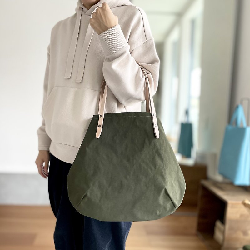 [2024 New Color] Round tote bag made of salt shrink nylon and extra-thick tanned material - M size [Khaki] - กระเป๋าถือ - หนังแท้ สีกากี
