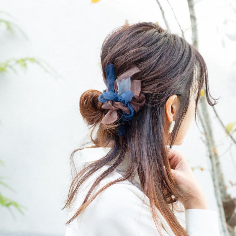 mini | Azzurro | Colorful blooming scrunchie - เครื่องประดับผม - เส้นใยสังเคราะห์ สีน้ำเงิน