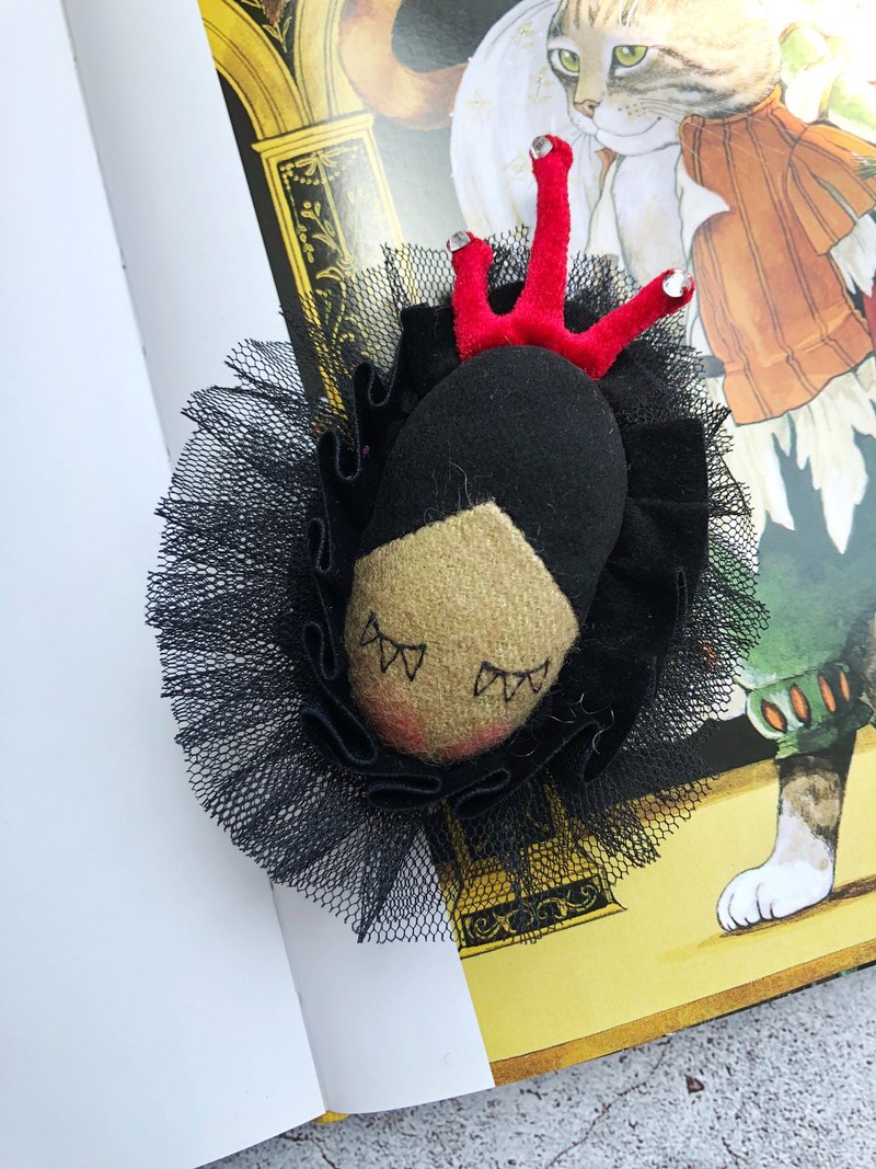 手作 | 女王絲絨胸針 - 胸針 - 絲．絹 