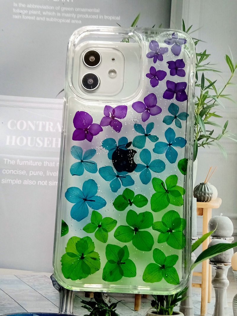 手作押花手機保護殼| iPhone13Pro | 三色繡球 - 手機殼/手機套 - 塑膠 多色