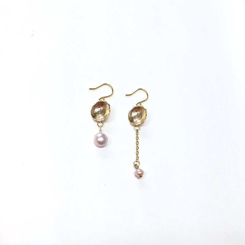 【Ruosang】【Lotus】Lotus leaf pearl pendant earrings. 18k gold earrings. Natural pearl earrings. Asymmetrical earrings / Japanese / French / simple style. Earrings/Ear Hooks/ Clip-On - Earrings & Clip-ons - Gemstone Pink