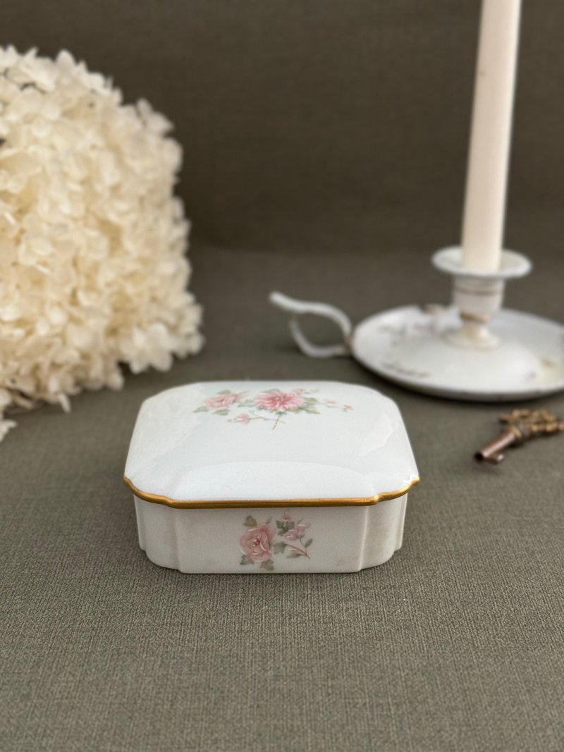 40600-Astonishingly Beautiful French Limoges hand-painted flower porcelain box - Storage - Porcelain 