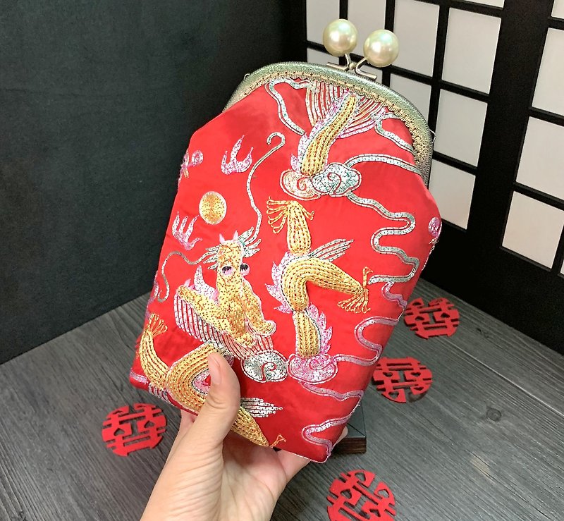 Double Dragons- Kisslog handbag with Second handed Chinese Wedding Dress - กระเป๋าถือ - วัสดุอื่นๆ หลากหลายสี