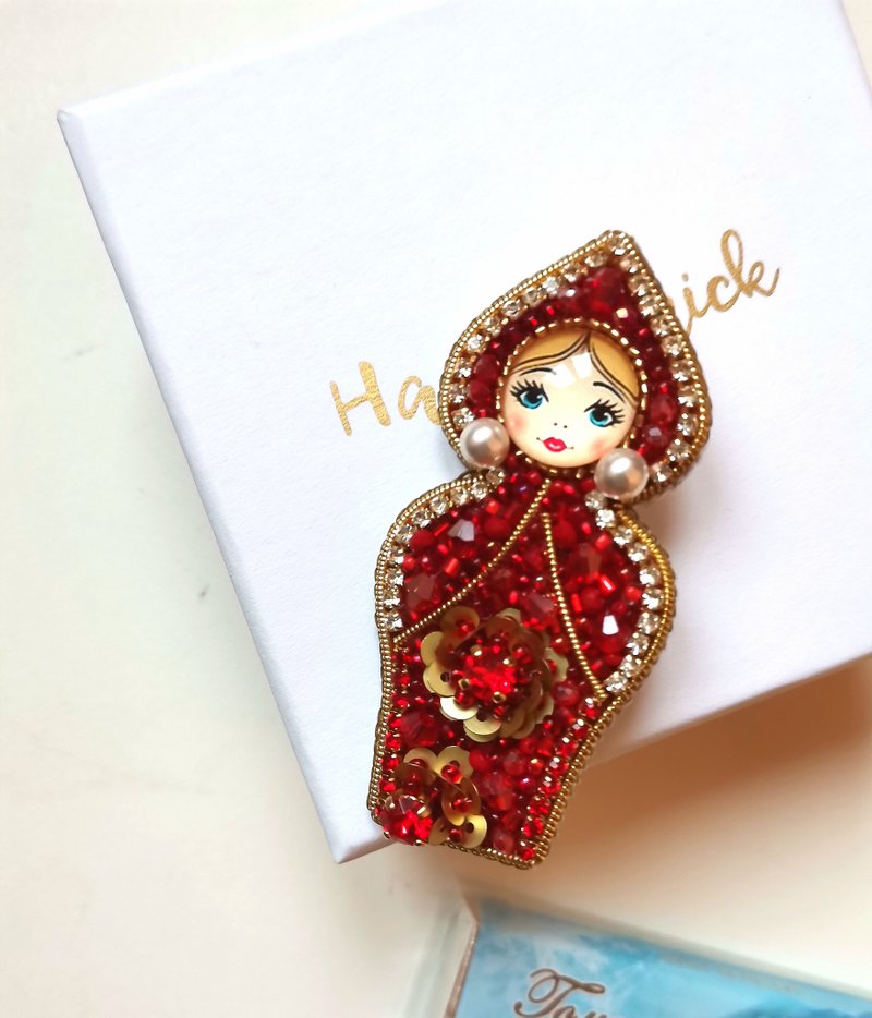 紅色套娃 Red matryoshka Russian style nesting doll jewelry brooch beaded - 胸針 - 其他材質 紅色