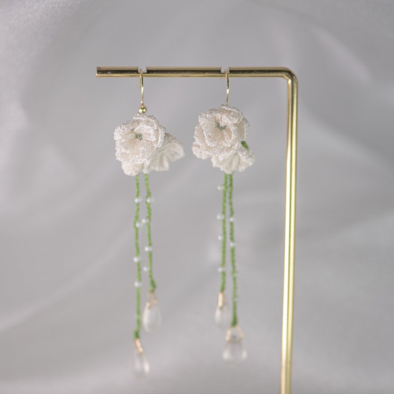 [Jasmine Dawn Dewdrops] Earrings, micro-crocheted flower earrings, Clip-On, handmade earrings - ต่างหู - วัสดุอื่นๆ ขาว