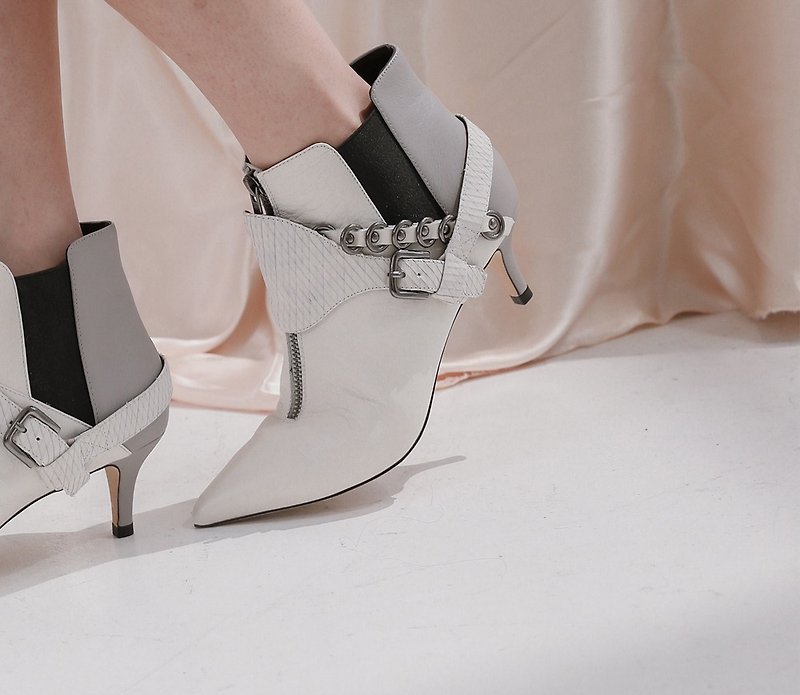 Multi-level decorative zipper leather chain with fine white boots - รองเท้าบูทสั้นผู้หญิง - หนังแท้ ขาว