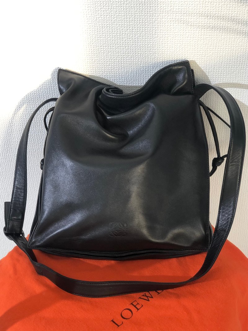 【 日本直送　名牌中古包 】LOEWE ロエベ  アナグラム ナッパレザー 巾着 ショルダーバッグ ブラック vintage ヴィンテージ x8dwz4 - 側背包/斜背包 - 真皮 黑色