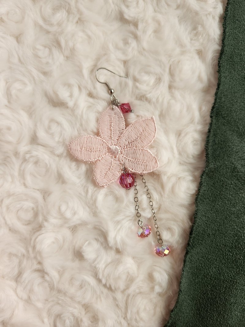 【花片蕾絲系列】星瓣柔光耳環-水晶款(單邊耳環/手工染色) - 耳環/耳夾/耳骨夾 - 其他材質 