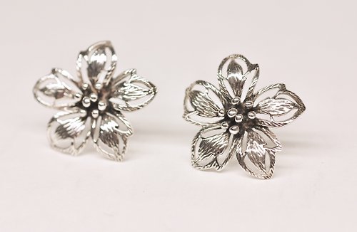 二毛銀（Nimou Jewelry） 二毛銀【花與草系列─超大櫻花-耳針】銀