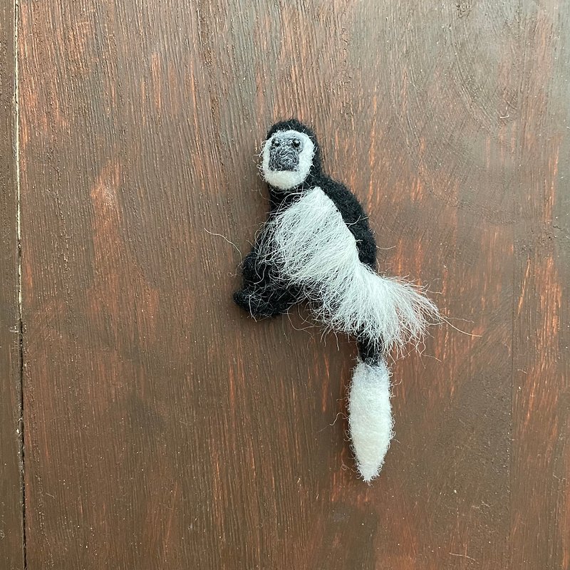 Abyssinian colobus whole body brooch - Brooches - Wool Black