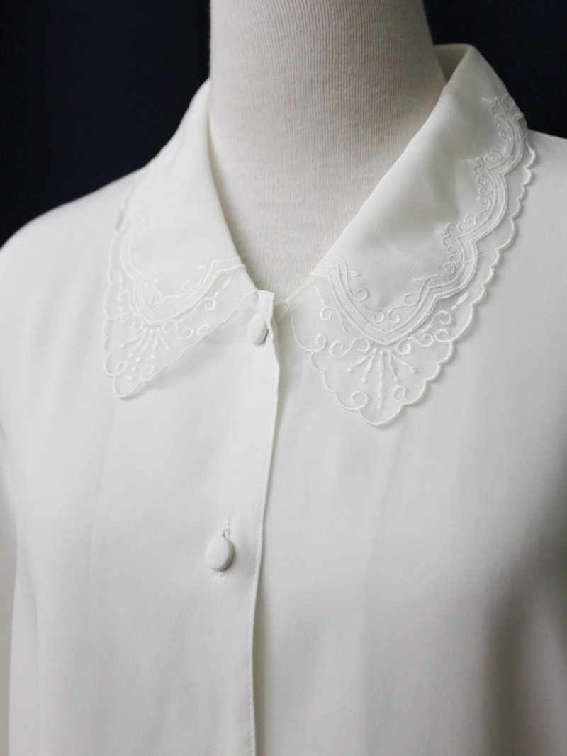 【RE0916T206】 early autumn Japanese system retro elegant feathers hollow lapel white ancient shirt - เสื้อเชิ้ตผู้หญิง - เส้นใยสังเคราะห์ ขาว