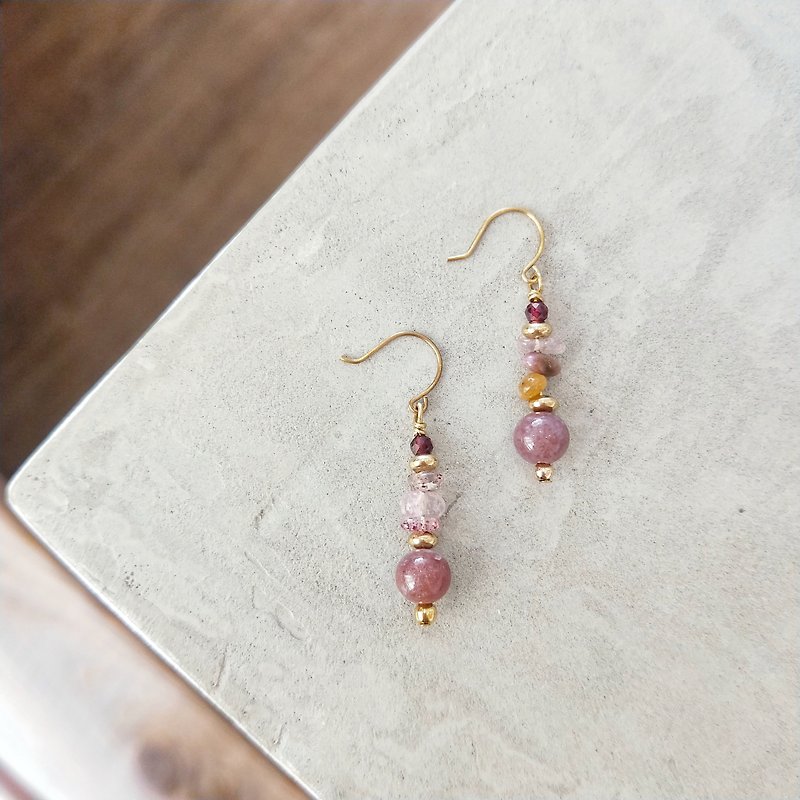 [Un Jess Cadeau] Peach Blossom and Strawberry Crystal Hand-made Earrings - Earrings & Clip-ons - Copper & Brass Pink