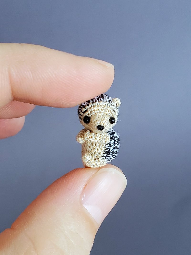 Extreme micro crocheted hedgehog. Dollhouse miniature. Amigurumi hedgehog toy. - ตุ๊กตา - ผ้าฝ้าย/ผ้าลินิน สีเทา